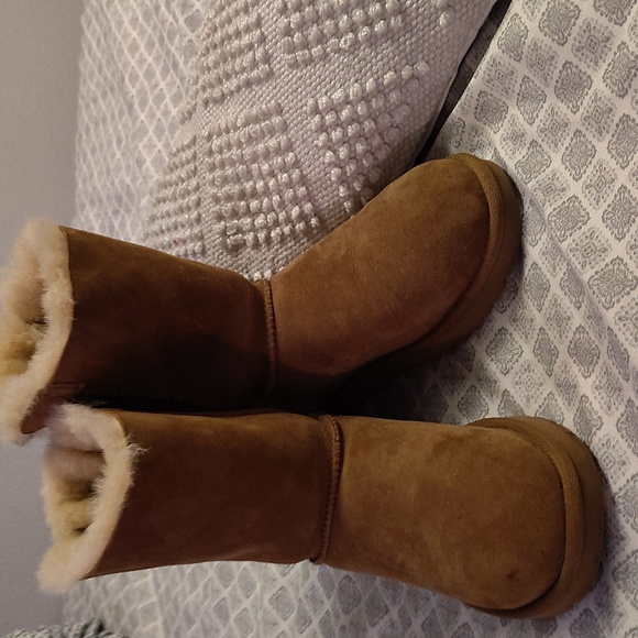 New UGGs tan boots - Picture 2 of 5